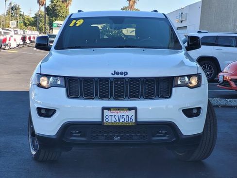 Certified 2019 Jeep Grand Cherokee Laredo RWD image 2