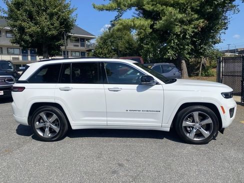 Used 2023 Jeep Grand Cherokee Overland w/ Advanced Protech Group III image 9