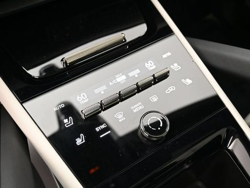 Certified 2025 Porsche Cayenne Turbo AWD/4WD image 24