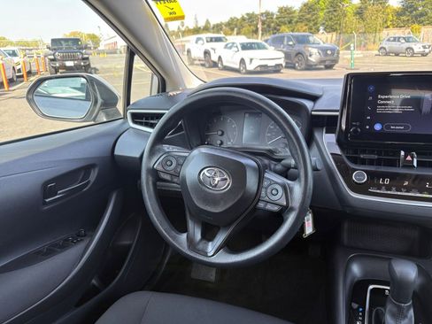 Used 2025 Toyota Corolla LE image 32