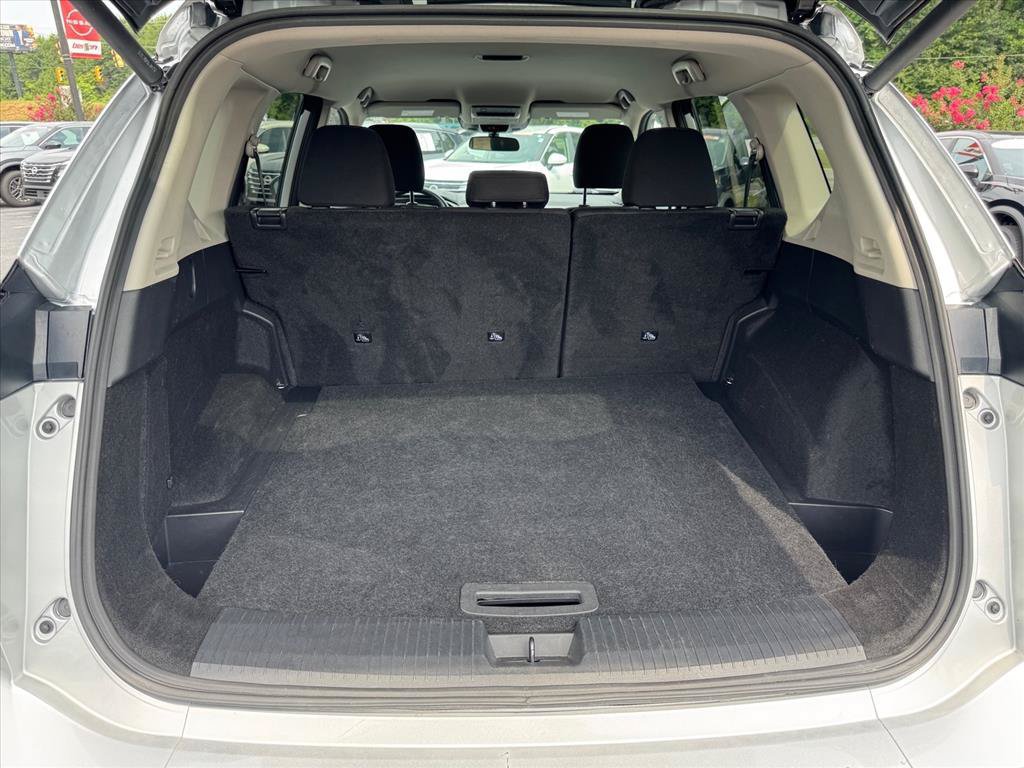 Certified 2025 Nissan Rogue SV FWD image 12