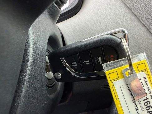 Used 2025 Toyota Corolla LE image 28