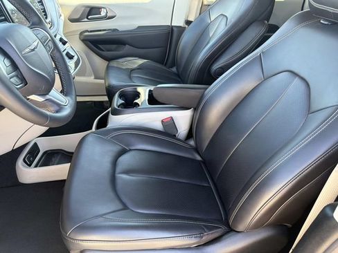 Used 2023 Chrysler Pacifica Touring-L FWD image 17