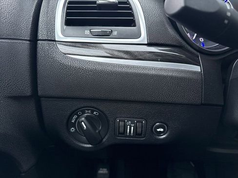Used 2017 Chrysler 300 Limited image 29