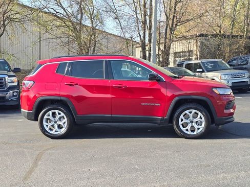 Used 2025 Jeep Compass Latitude image 2