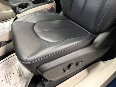 Used 2024 Chrysler Pacifica Touring-L image 24