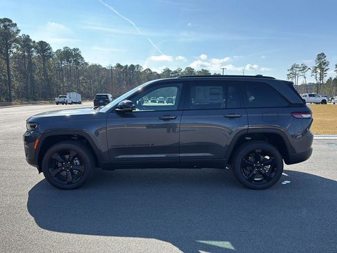 New 2025 Jeep Grand Cherokee Altitude image 4
