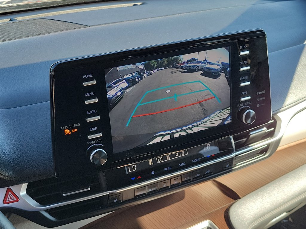 Used 2024 Toyota Sienna XLE FWD image 30
