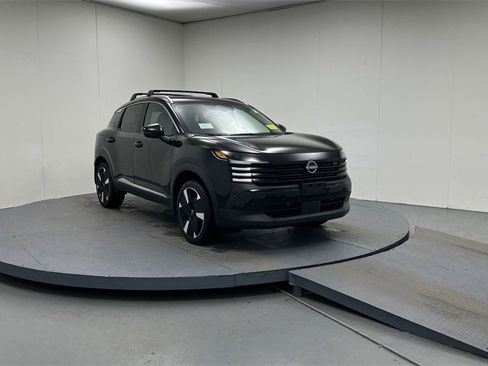 New 2026 Nissan Kicks SR w/ Cold Weather Package image 3