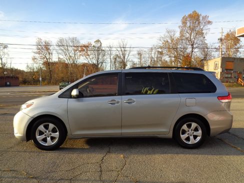 Used 2012 Toyota Sienna LE image 8
