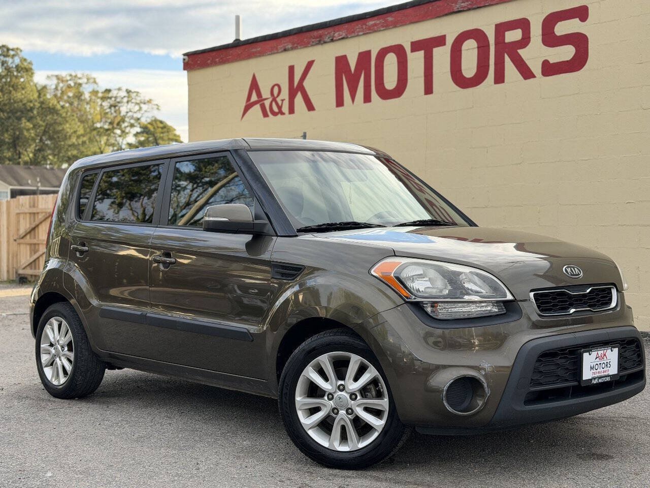 Used 2012 Kia Soul + w/ Audio Pkg FWD image 1