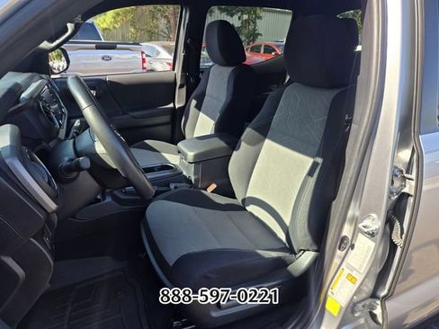 Used 2022 Toyota Tacoma TRD Off-Road AWD/4WD image 10