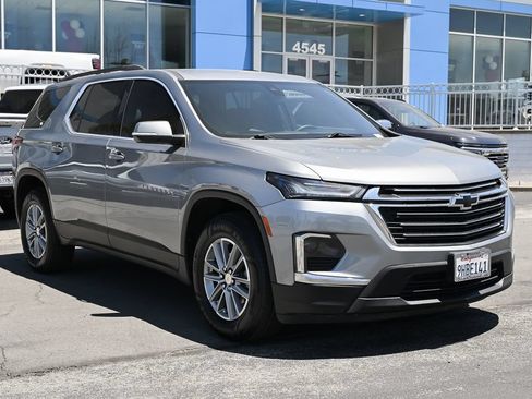 Used 2023 Chevrolet Traverse LT FWD image 2