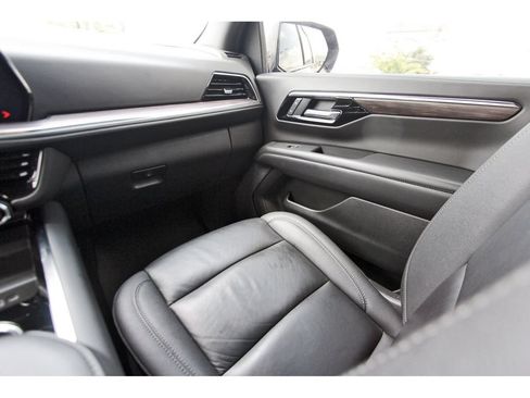 Used 2025 Chevrolet Suburban Z71 AWD/4WD image 8