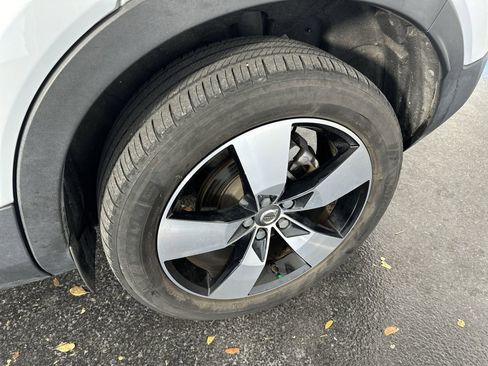 Used 2021 Volvo XC40 T4 Momentum w/ Protection Package Premier image 10