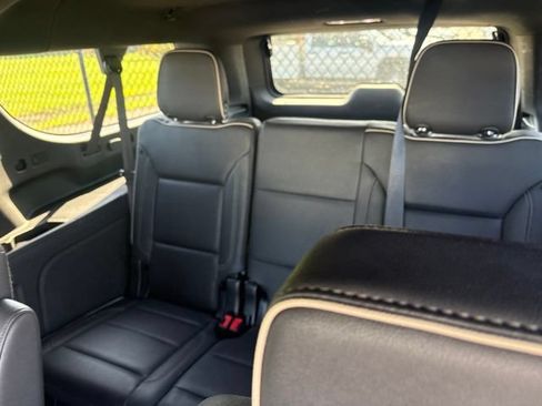 Used 2023 GMC Yukon XL SLT RWD image 9