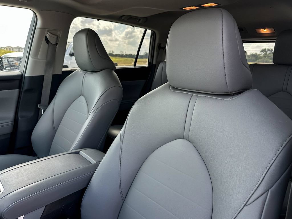 Certified 2025 Toyota Highlander XLE FWD image 14