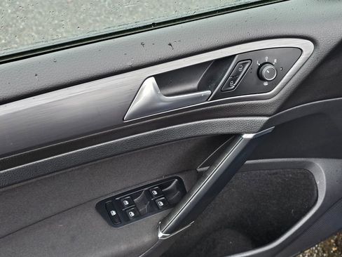 Used 2019 Volkswagen e-Golf SE w/ Driver Assistance Package image 18