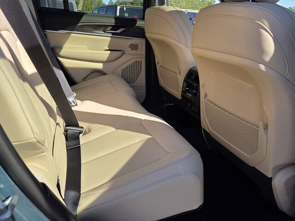 New 2027 Jeep Grand Cherokee Limited RWD image 13