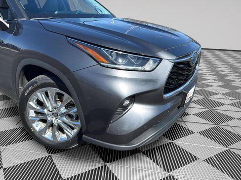 Used 2021 Toyota Highlander Limited image 18