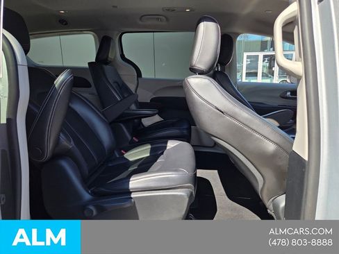 Used 2023 Chrysler Pacifica Touring-L FWD image 17