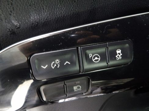 Used 2019 Toyota Prius LE FWD image 19