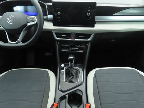 Used 2025 Volkswagen Taos SE w/ Panoramic Sunroof Package FWD image 13