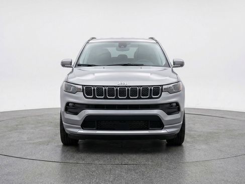 Used 2025 Jeep Compass Latitude AWD/4WD image 2