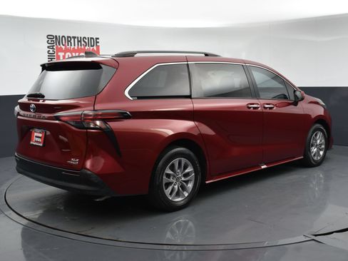 Used 2022 Toyota Sienna XLE FWD image 4