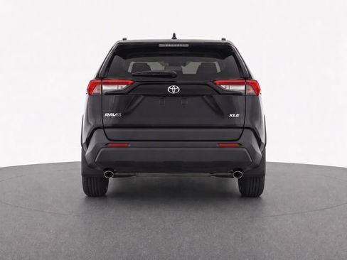 Used 2021 Toyota RAV4 XLE w/ Convenience Package FWD image 3