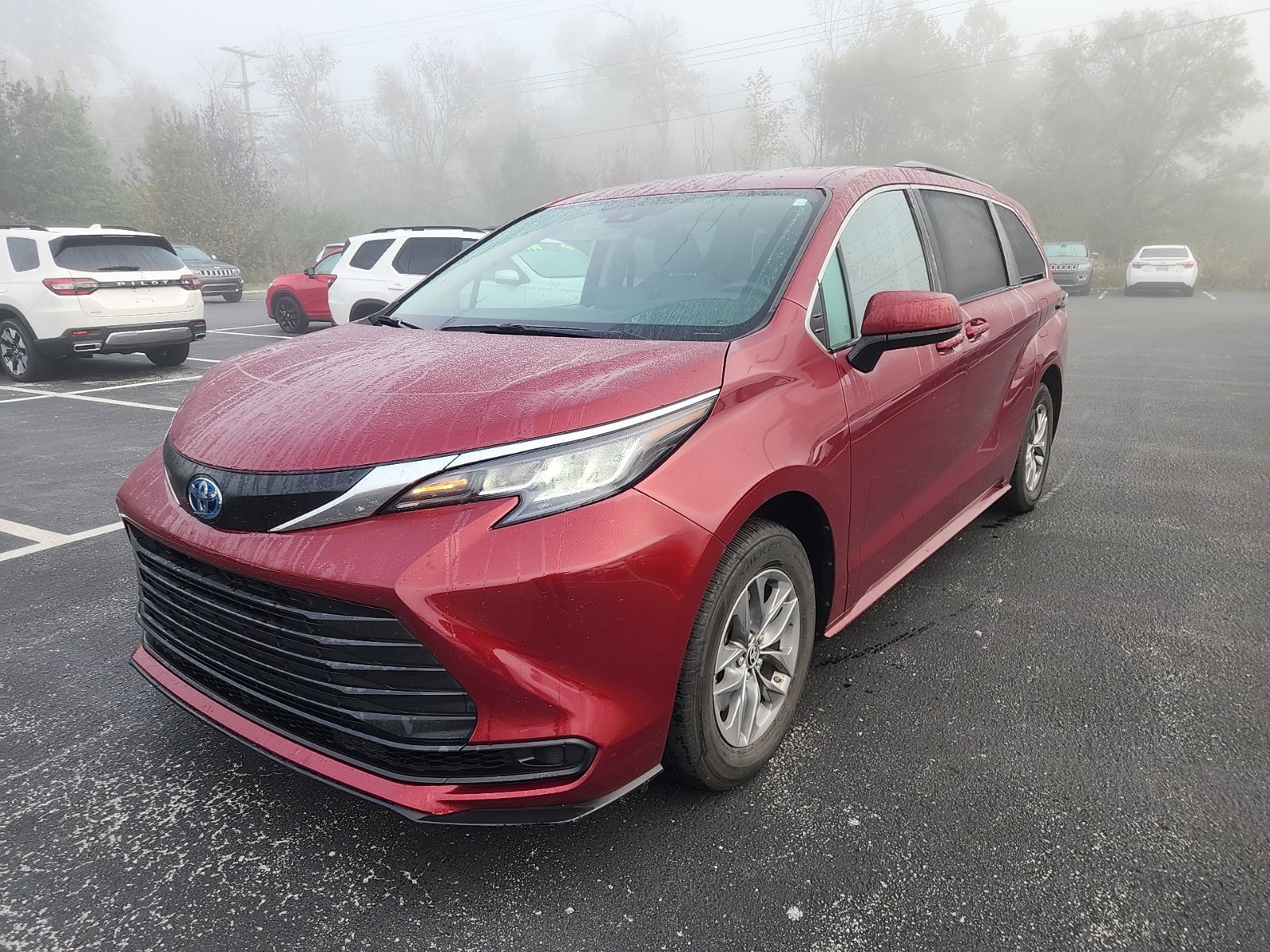 Used 2023 Toyota Sienna LE AWD/4WD image 2