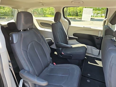 Used 2019 Chrysler Pacifica Touring Plus w/ Advanced Safetytec Group FWD image 14