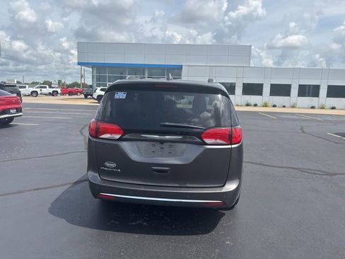 Used 2017 Chrysler Pacifica Touring-L Plus w/ Tire & Wheel Group FWD image 12