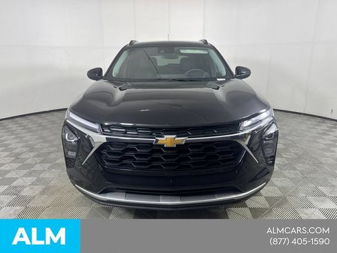 Used 2025 Chevrolet Trax LT FWD image 2