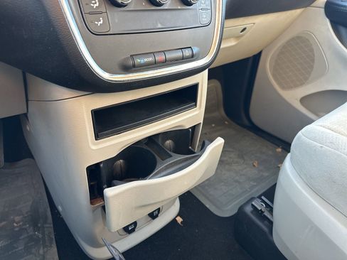 Used 2015 Dodge Grand Caravan American Value Package w/ UConnect Hands-Free Group image 28