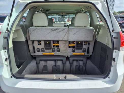 Used 2012 Toyota Sienna FWD image 19