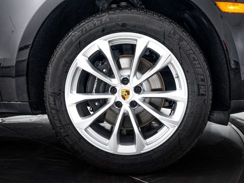 Certified 2026 Porsche Macan AWD/4WD image 11