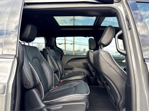 Certified 2023 Chrysler Pacifica Limited w/ S Appearance Package image 9