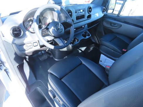 Used 2025 Mercedes-Benz Sprinter 2500 image 10