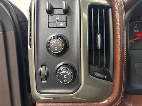 Used 2015 Chevrolet Silverado 1500 High Country w/ High Country Premium Package AWD/4WD image 18