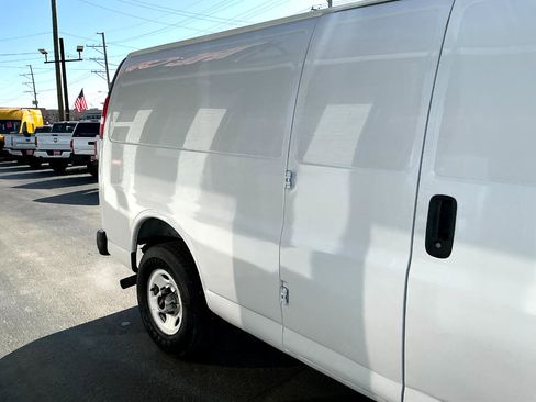 Used 2017 GMC Savana 2500 Extended image 23