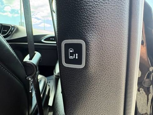 Used 2025 Chrysler Pacifica Select FWD image 32