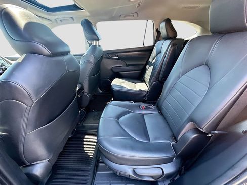 Used 2020 Toyota Highlander XLE FWD image 22