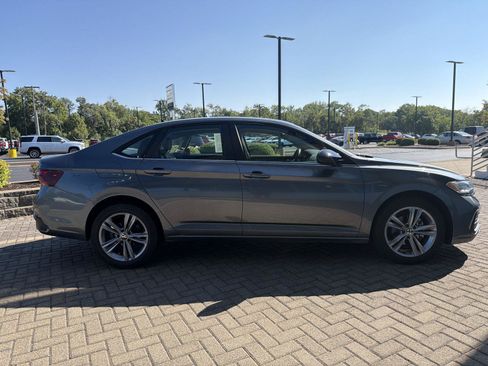 Used 2024 Volkswagen Jetta SE FWD image 6