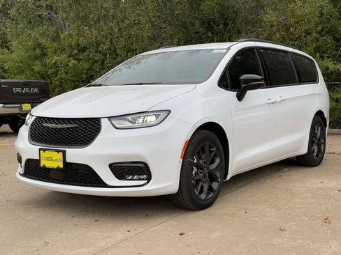 New 2026 Chrysler Pacifica Select w/ S Appearance Package image 4