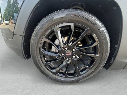 Used 2024 GMC Terrain SLE w/ Driver Convenience Package FWD image 28
