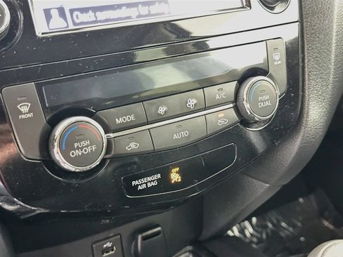 Used 2016 Nissan Rogue SV w/ SV Premium Package AWD/4WD image 17