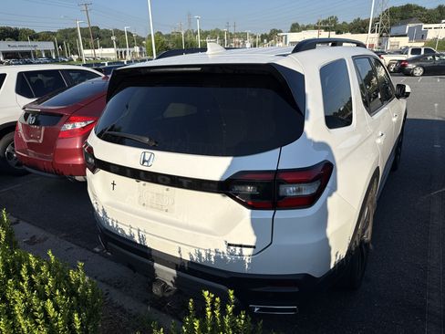 Used 2025 Honda Pilot Touring image 11