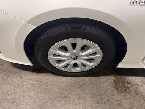 Used 2019 Toyota Prius L Eco image 29