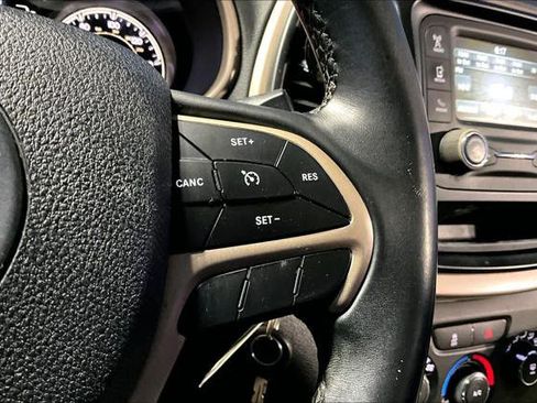 Used 2018 Jeep Cherokee Latitude w/ Altitude Package FWD image 21